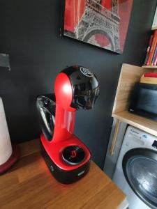 einem roten Mixer auf einem Tresen in der Unterkunft T2 Cubano Montpellier Parking Proche Plages in Montpellier + 12 Fotos