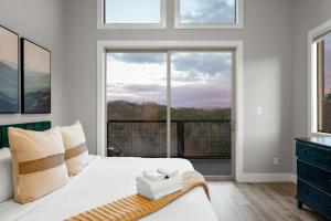 1 dormitorio con cama blanca y ventana grande en Mountain View Manor Pool Hot Tub Game Room, en Sevierville