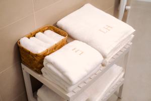 een mand met handdoeken op een plank in de badkamer bij Via Dante Luxury Home in Bari