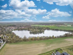 una vista aérea de un lago y una ciudad en Ferienwohnung Schwarmstedt en Schwarmstedt