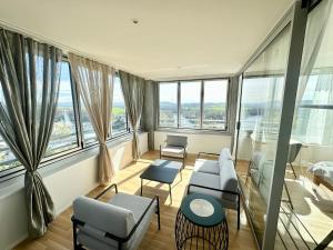 3.5Room@MydiHei Apartments في نيوهاسن ام رينفا: غرفة معيشة مع الكثير من النوافذ