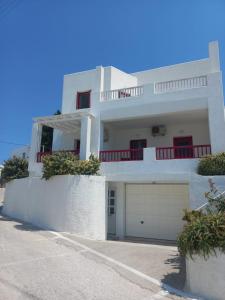 ein weißes Haus mit einer Auffahrt und einer Garage in der Unterkunft Solid Residence in Triovasálos