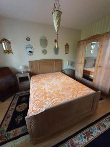 1 dormitorio con 1 cama grande con colcha de color naranja en Appartement pour un couple, jacuzzi en été, jardin, en Ginebra