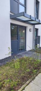 una puerta delantera de un edificio con una puerta azul en Apartment.Abel-Misburg en Hannover