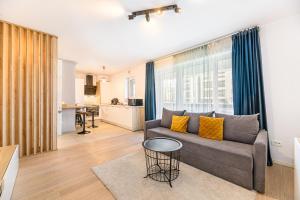 a living room with a couch and a kitchen at JAD Luxury Apartments Kasper in Braşov