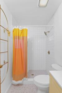 Un baño con cortina de ducha y un inodoro. en The Rainbow Room - Studio Apt, en Columbia
