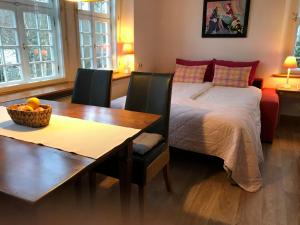 1 dormitorio con 1 cama y 1 mesa con comedor en Welcome Home, en Winterberg
