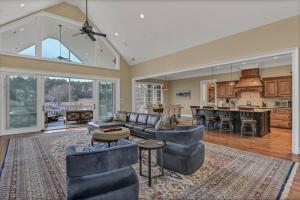sala de estar amplia con sofás y cocina en Luxury Escape by the Lake, en Lexington