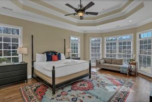 1 dormitorio con cama, sofá y ventanas en Luxury Escape by the Lake, en Lexington