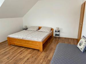 - une chambre avec 2 lits et du parquet dans l'établissement Apartmán Tereza, à Poděbrady