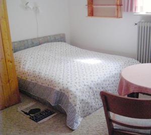 1 dormitorio con cama, mesa y mesa en Ferienhaus Knittel Verm nur Samstag auf Samstag, en Murnau am Staffelsee