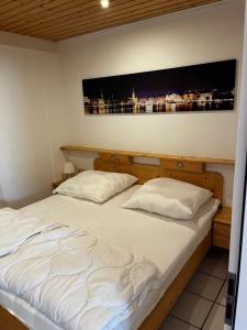 a bedroom with two beds and a tv on the wall at Zur Fellnase in Horka