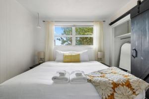 een slaapkamer met een bed met twee slippers erop bij Vintage Sunrise Home-Lake View in Lake Murray Shores