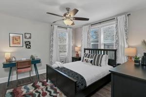1 dormitorio con 1 cama, ventilador de techo y escritorio en Forest Acres Boho Home - 2BR, en Columbia