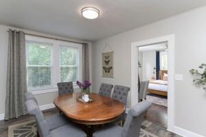 Posezení v ubytování Revamped 3BR Oasis - Forest Dr