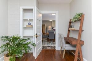 Fotografie z fotogalerie ubytování Revamped 3BR Oasis - Forest Dr v destinaci Columbia