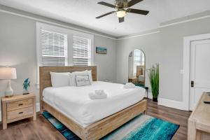 Postel nebo postele na pokoji v ubytování 3BR in Elmwood-Near USC