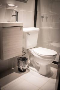 レオンにあるHabitación Ubicadisima en Zona Centro!の白いバスルーム(トイレ、シャワー付)
