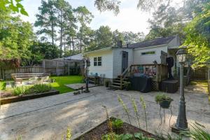 um quintal com um pequeno galpão branco em 2BR Cottage - Minutes from USC em Columbia