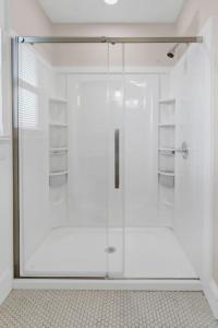 y baño con ducha y puerta de cristal. en Spacious Home on Gervais - 4BR, en Columbia