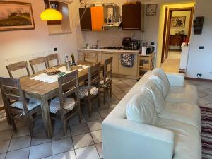 een keuken en eetkamer met een tafel en een bank bij Chiara House in Barga