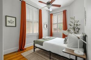 1 dormitorio con 1 cama y ventilador de techo en 3BR on University Hill en Columbia