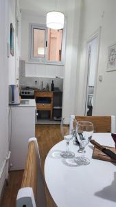 una cocina con una mesa con dos copas de vino. en Departamento Buenos Aires Zona Obelisco en Buenos Aires
