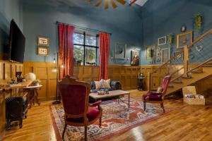 una sala de estar con un sofá y una mesa en Sherlock and Watson, en Columbia
