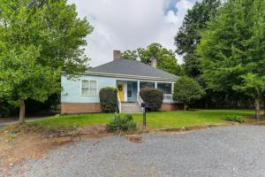 a blue house with a yellow door at Spacious 5BR - Pet Friendly in Columbia