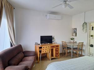 ein Wohnzimmer mit einem Sofa und einem Tisch mit einem TV in der Unterkunft Dekel in Arad