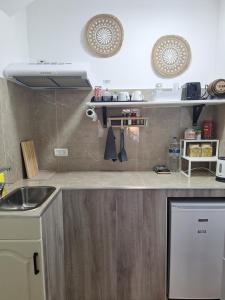 eine Küche mit einer Spüle und einer Arbeitsplatte in der Unterkunft Dekel in Arad