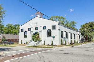 una iglesia blanca en la esquina de una calle en Alchemist - The Vestry on Read, en Columbia