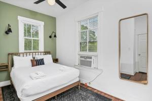 1 dormitorio con cama y espejo en Melrose Heights 1BR, en Columbia