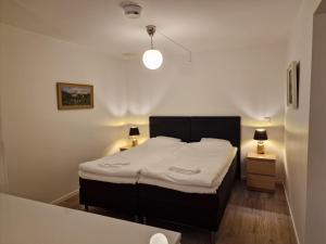 1 dormitorio con 1 cama y 2 mesitas de noche en Lägenhetshotell Varvet, en Ellös