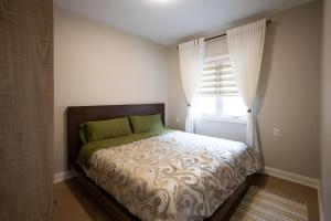 ein kleines Schlafzimmer mit einem Bett und einem Fenster in der Unterkunft Cozy front lake cottage! in Hindon Hill