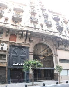una tienda frente a un edificio con una ventana grande en Departamento Buenos Aires Zona Obelisco en Buenos Aires