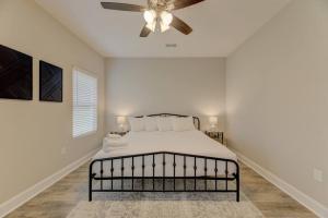 Un pat sau paturi într-o cameră la Cayce Sister Houses-Sleeps 14