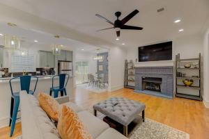 sala de estar con sofá y chimenea en Entire Townhome - Mins to Fort Jackson - Sleeps 12, en Columbia