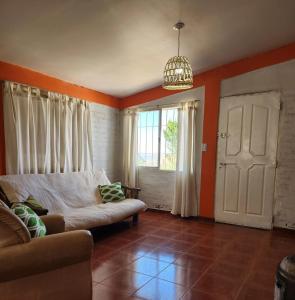 ein Wohnzimmer mit einem Sofa und einem Fenster in der Unterkunft la rosarina in Potrerillos