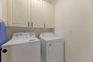 lavadero blanco con lavadora y secadora en Entire Townhome - Mins to Fort Jackson - Sleeps 12, en Columbia