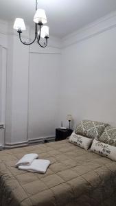 1 dormitorio con 1 cama grande y 2 toallas. en Departamento Buenos Aires Zona Obelisco en Buenos Aires