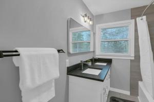 コロンビアにあるPristine 3BR-Centrally locatedの洗面台と窓のある白いバスルーム +46枚の写真
