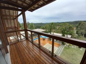 - une vue depuis le balcon d'une maison dans l'établissement Mansão nas Montanhas, à Domingos Martins