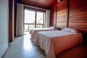 - 2 lits dans une chambre avec fenêtre dans l'établissement Mansão nas Montanhas, à Domingos Martins