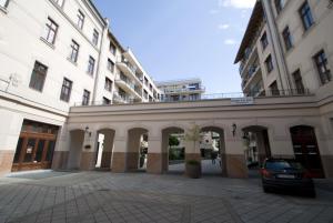 ブダペストにあるGozsdu Spacious Apartmentの車が停まった建物