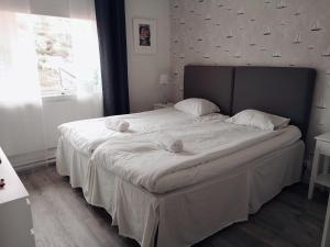 Säng eller sängar i ett rum på Lägenhetshotell Varvet