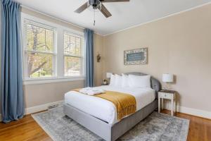 Un dormitorio con una cama grande y una ventana en Lush 4BR on Lincoln, en Columbia