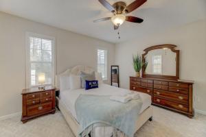 1 dormitorio con 1 cama y ventilador de techo en Lexington Home Near Main St, en Lexington