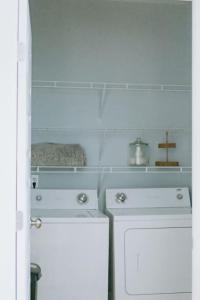 uma cozinha com um fogão branco e uma máquina de lavar louça em The Congaree Cottage em Cayce