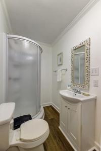 een witte badkamer met een toilet en een wastafel bij Lounge On Lincoln-Pet Friendly in Columbia